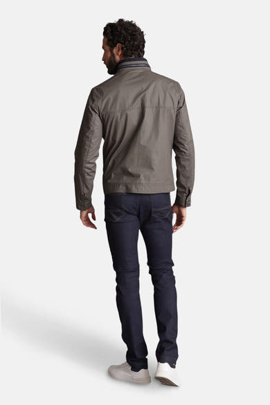 Veste courte vert par DELAHAYE, portée avec un jean bleu foncé et des baskets blanches, vue de dos.