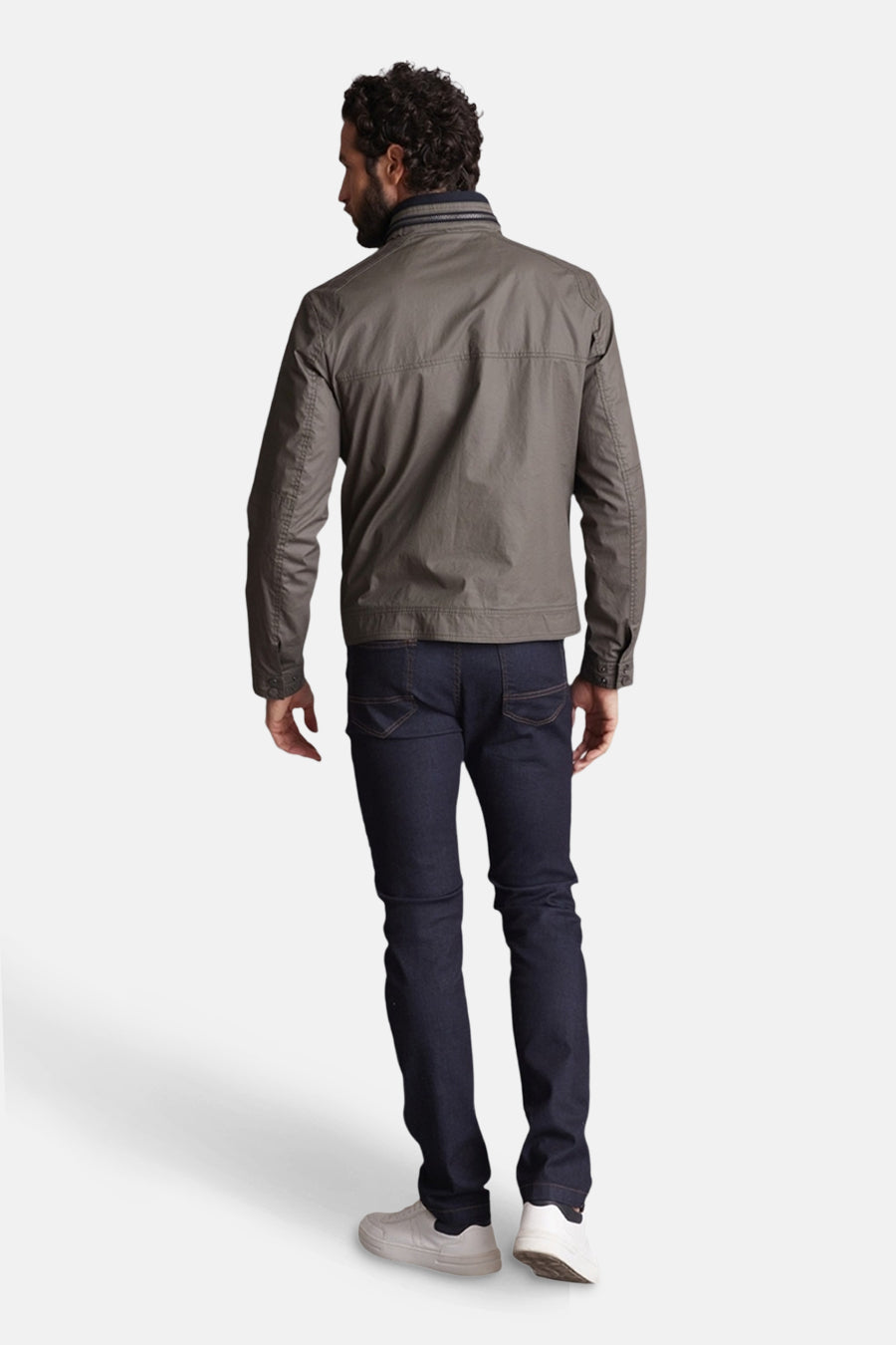 Veste courte vert par DELAHAYE, portée avec un jean bleu foncé et des baskets blanches, vue de dos.