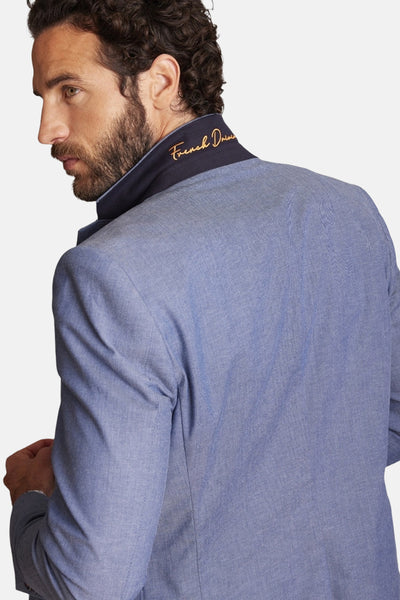 Blazer bleu chiné de DELAHAYE avec col marine brodé, porté par un homme vu de dos.