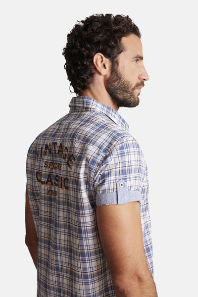 Chemise à manches longues bleue de DELAHAYE, à carreaux et inscription décorative au dos.