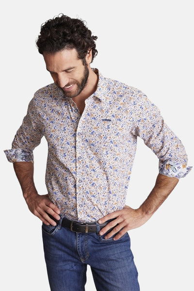 Chemise multicolore de DELAHAYE avec un motif floral, portée avec un jean et une ceinture noire.