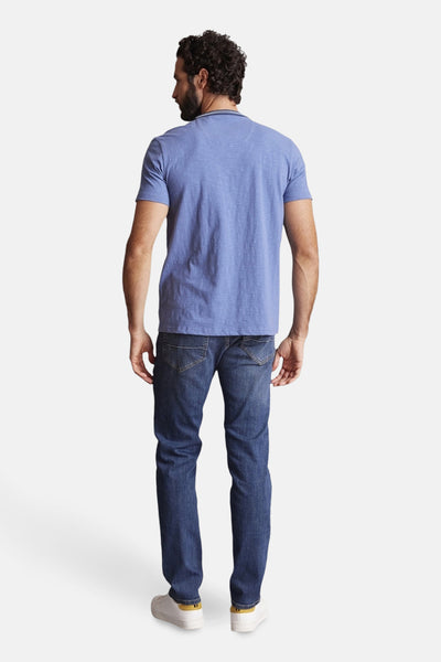 Blauwe T-shirt met korte mouwen van DELAHAYE, gedragen met een spijkerbroek en witte schoenen, achtergezicht.