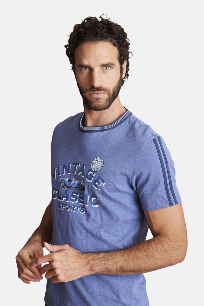 Blauwe T-shirt met korte mouwen van DELAHAYE met vintage raceauto-opdruk en strepen op de mouwen.