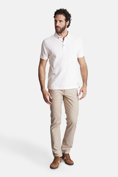 Ecru getexturd poloshirt van DELAHAYE, gedragen met een beige broek en bruine veterschoenen.