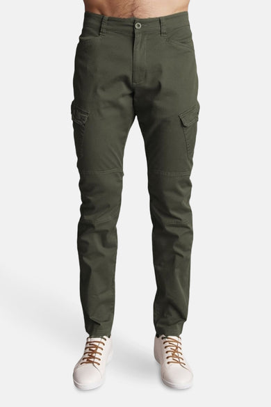 DELAHAYE groene bermuda met cargozakken en verstevigde knieën, gedragen met witte schoenen.