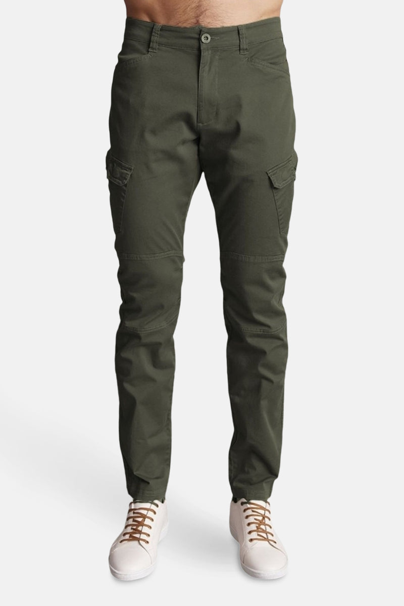 DELAHAYE groene bermuda met cargozakken en verstevigde knieën, gedragen met witte schoenen.