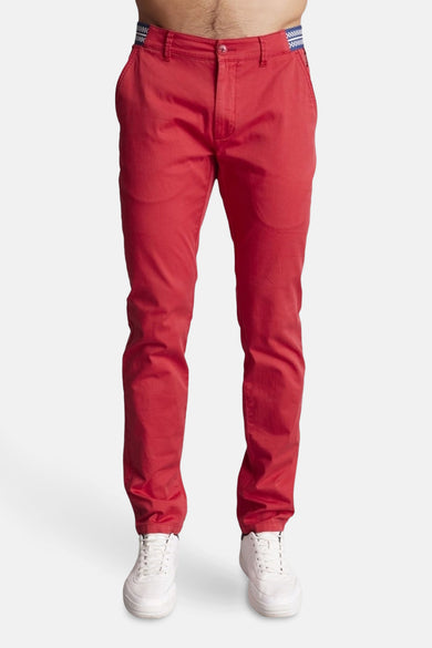 Pantalon de saison rouge de DELAHAYE avec détail de ceinture à carreaux bleus et blancs.