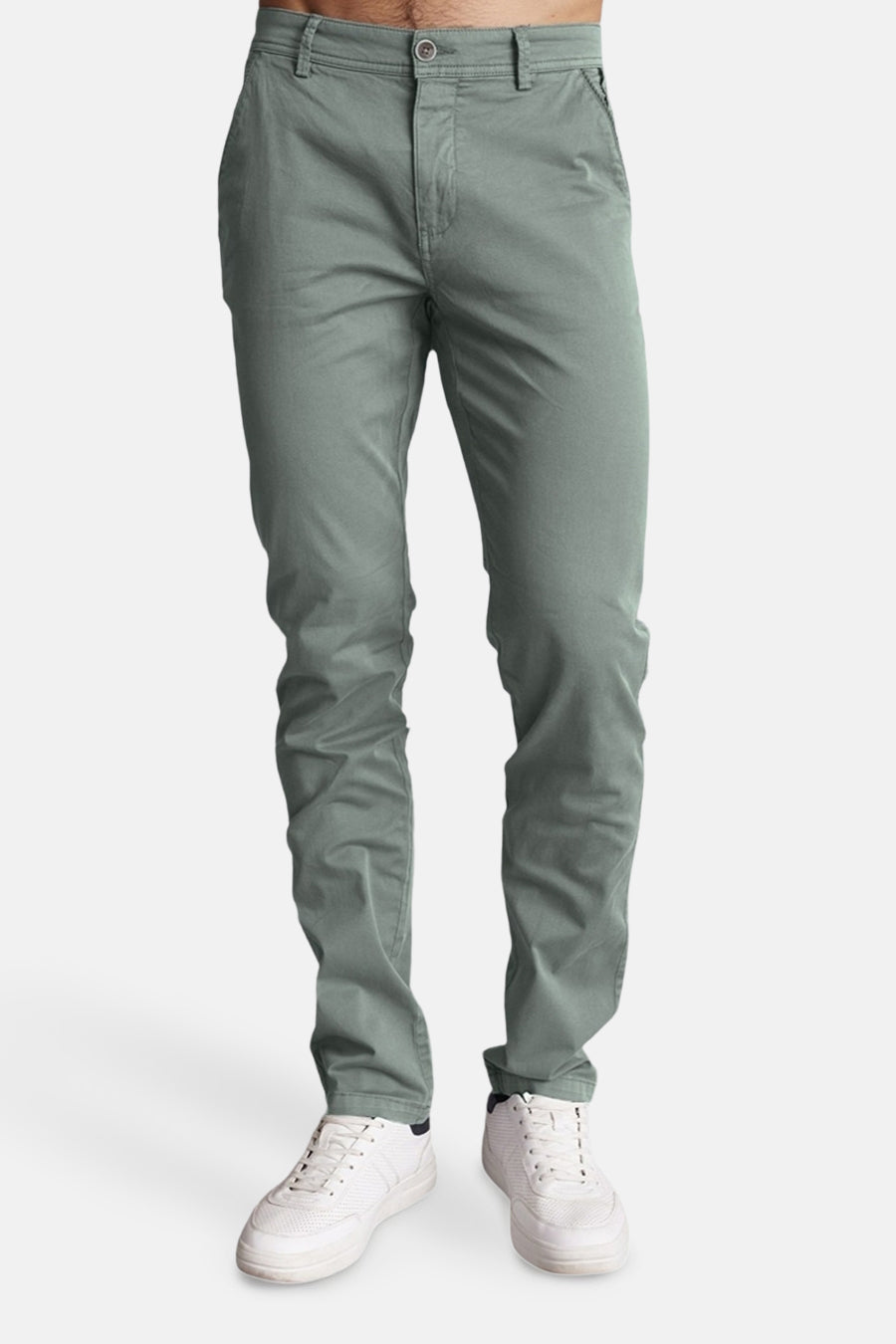 Pantalon vert de DELAHAYE, coupe ajustée, porté avec des chaussures de sport blanches.