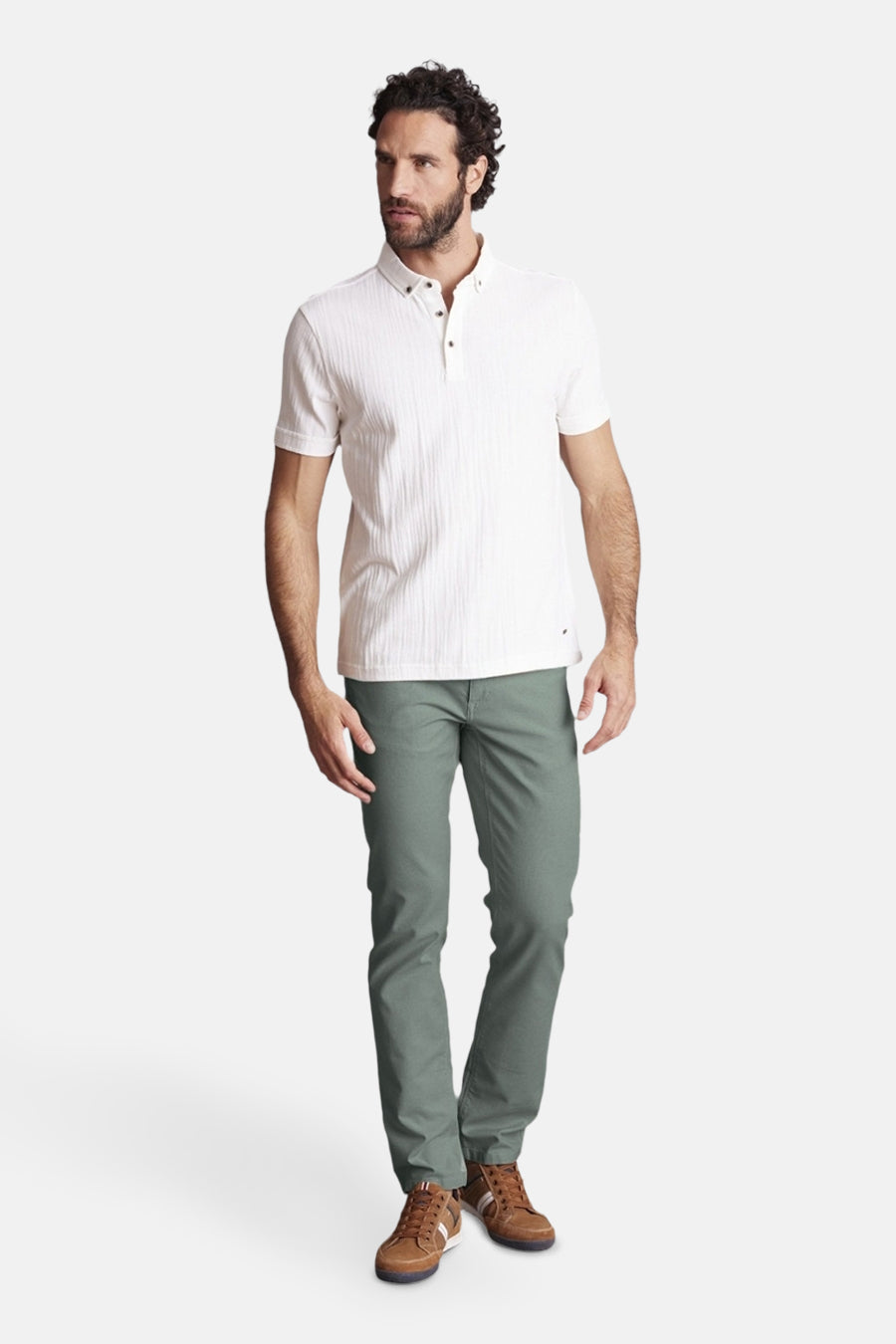 Pantalon vert par DELAHAYE, coupe classique, porté avec un polo blanc et des chaussures marron.