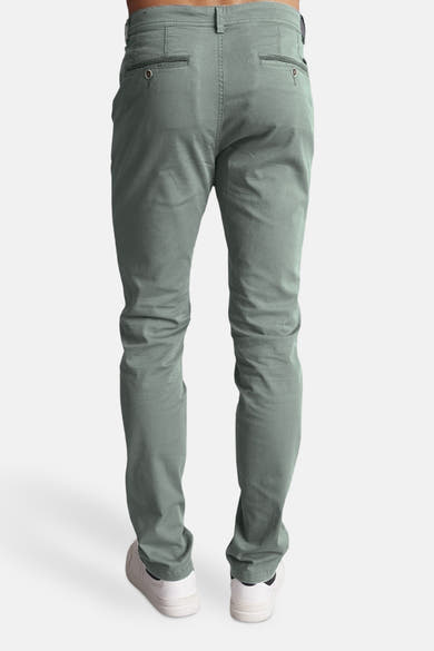 Pantalon de saison vert par DELAHAYE, avec poches boutonnées à l'arrière et coupe ajustée.
