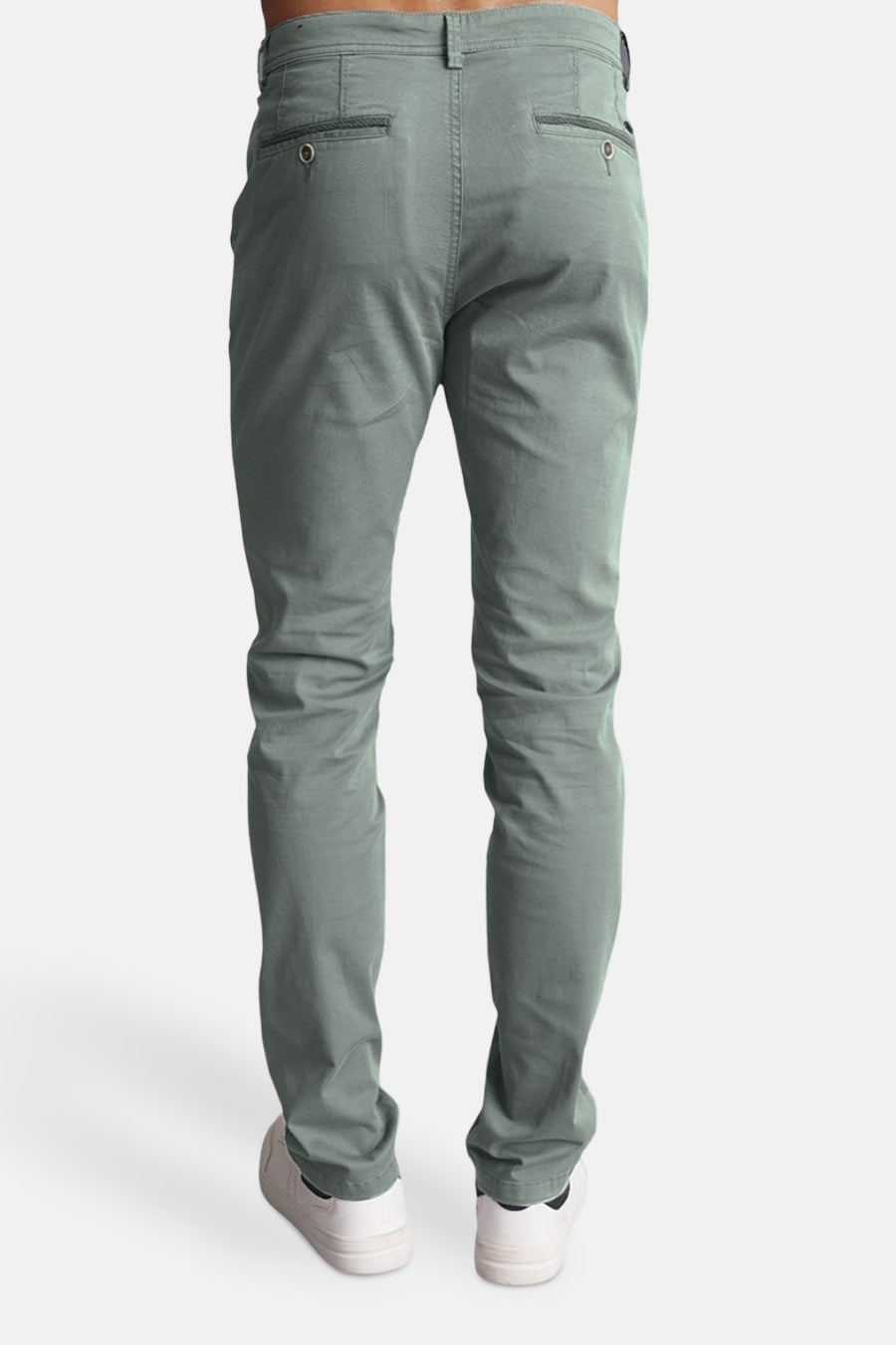 Pantalon de saison vert par DELAHAYE, avec poches boutonnées à l'arrière et coupe ajustée.
