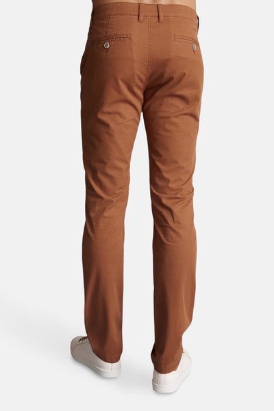 Chino brun par DELAHAYE, avec poches boutonnées à l'arrière et coupe ajustée.