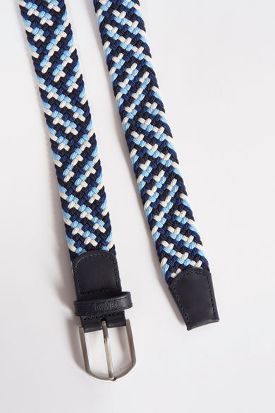 DELAHAYE blauwe gevlochten riem, met lichtblauwe en witte geometrische patronen, en een zilveren gesp.