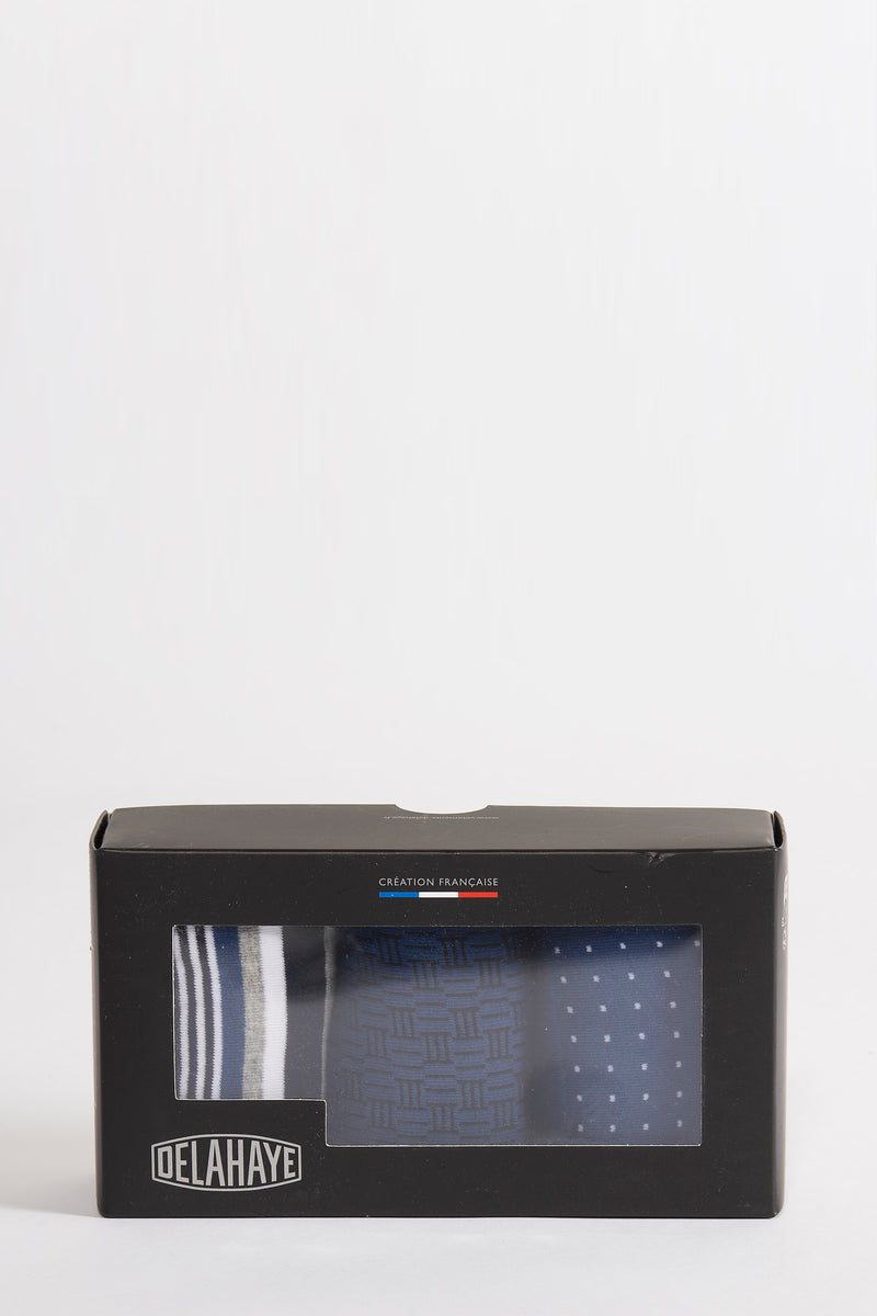 Set blauwe sokken van DELAHAYE met strepen, gestructureerde patronen en stippen, gepresenteerd in een zwarte doos.