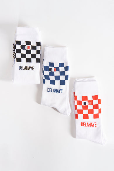 Witte geruite sokken van DELAHAYE, met een kleine blauw-wit-rode vlag en de geborduurde merknaam.