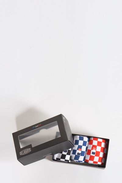 Lot de trois paires de chaussettes à carreaux par DELAHAYE, présentées dans une boîte cadeau noire.
