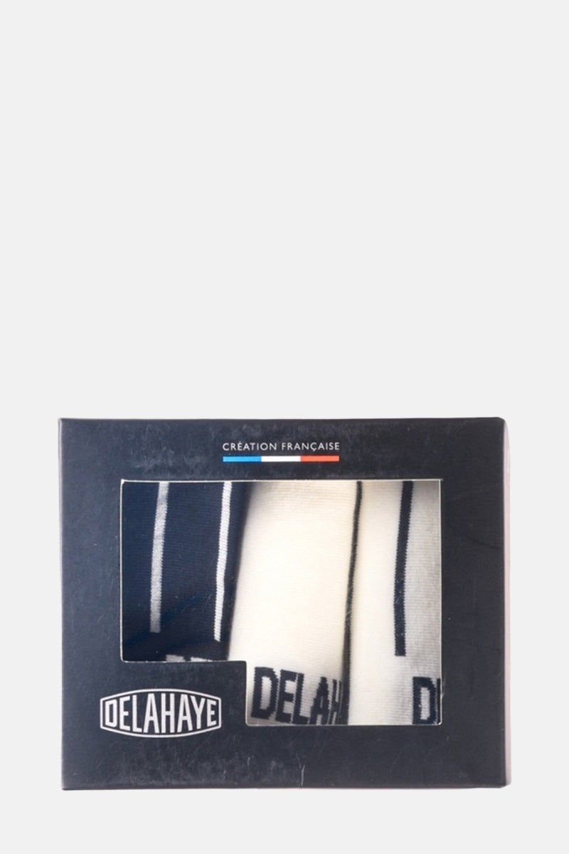 Witte sokken met verticale strepen van DELAHAYE, gepresenteerd in een zwarte geschenkdoos.
