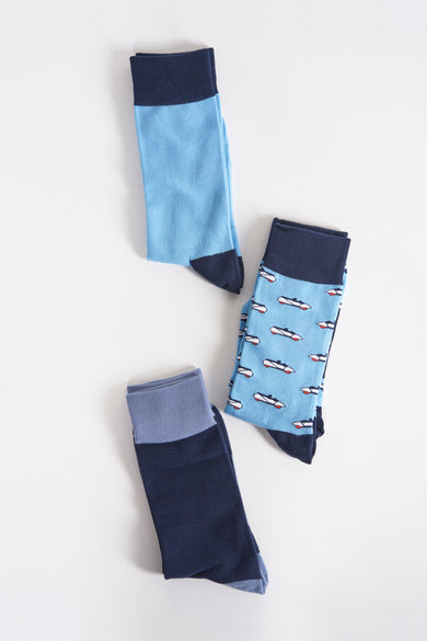 Chaussettes bleues by DELAHAYE, avec des motifs de voitures de course et des détails contrastés.