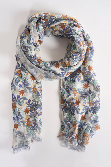 Multikleuren sjaal van DELAHAYE, bloemen- en kreukelmotief met blauwe, groene en bruine bladeren.