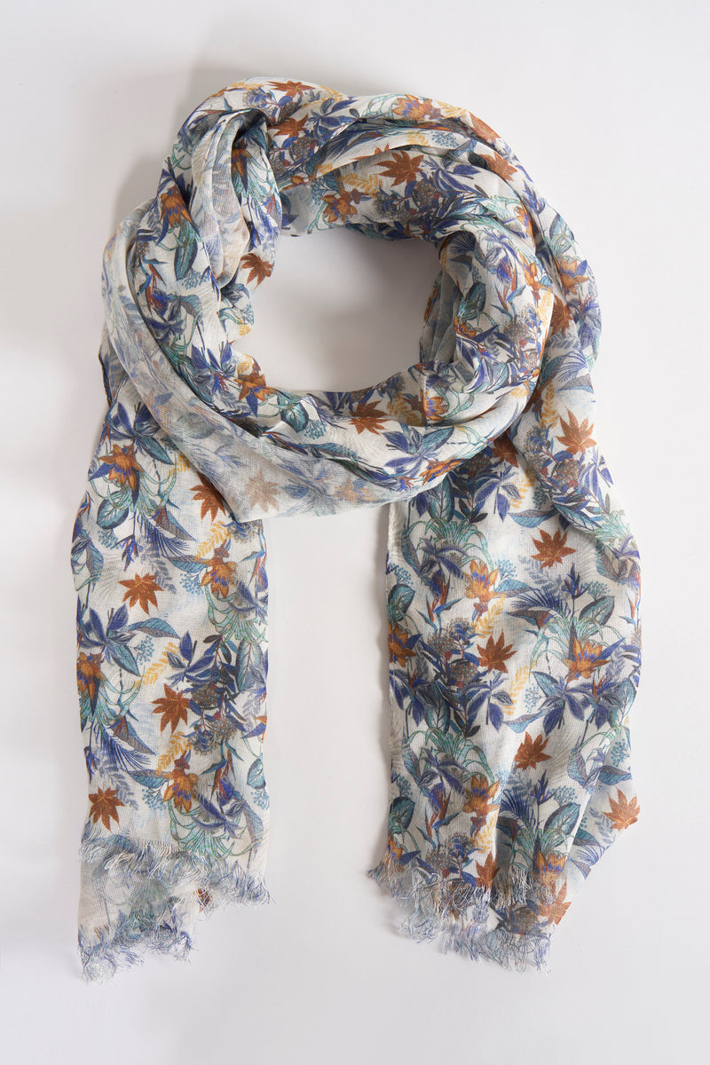 Multikleuren sjaal van DELAHAYE, bloemen- en kreukelmotief met blauwe, groene en bruine bladeren.