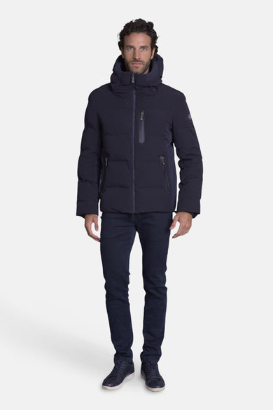 Veste courte bleu de DELAHAYE, portée avec un jean et des chaussures assortis