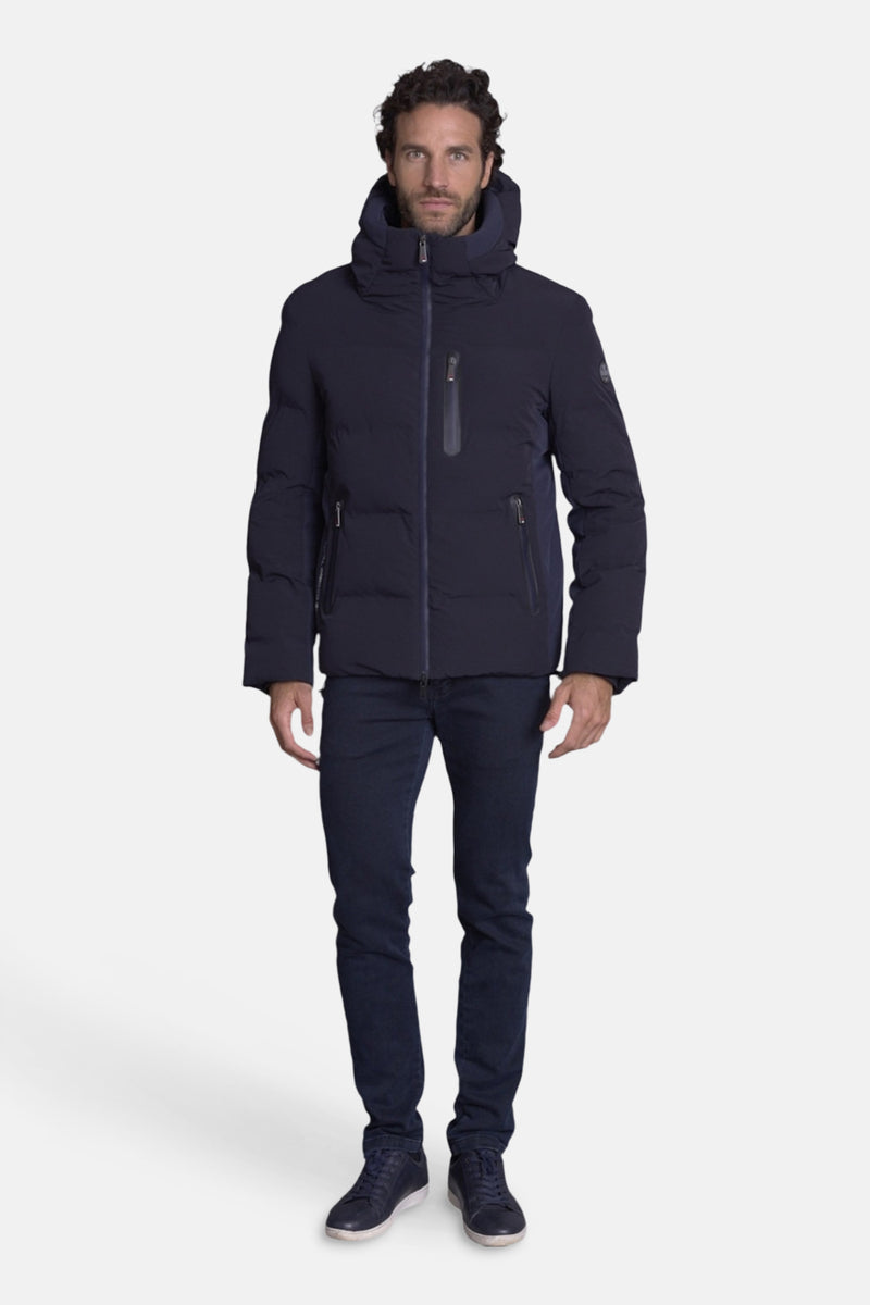 Veste courte bleu de DELAHAYE, portée avec un jean et des chaussures assortis