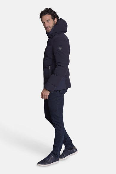 Veste courte bleu de DELAHAYE, portée avec un jean foncé et des chaussures de sport, vue de côté.
