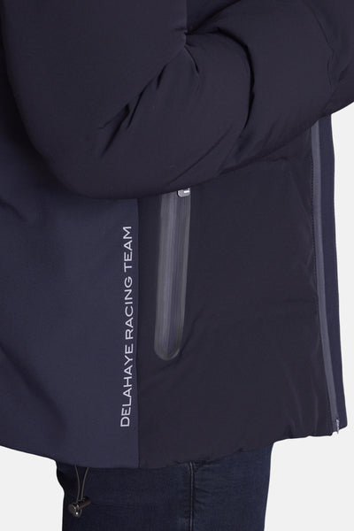 Veste courte bleue par DELAHAYE avec logo imprimé et poche zippée sur le côté.