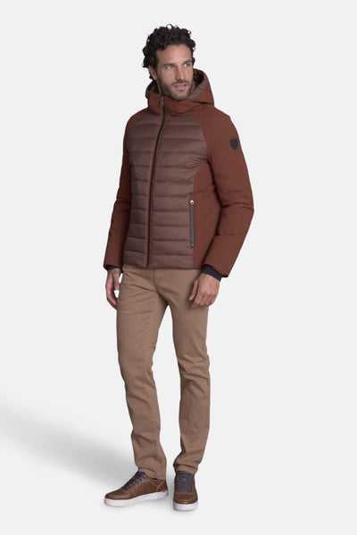 Bodywarmer beige de DELAHAYE, avec capuche, porté avec un pantalon marron clair et des baskets.