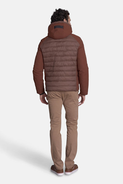 Bodywarmer marron avec capuche par DELAHAYE, porté avec un pantalon beige et des chaussures en cuir marron, vue de dos.

