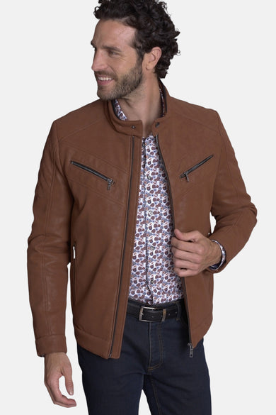 Veste courte brun de DELAHAYE, avec fermeture éclair et poches zippées, portée sur une chemise à motifs et un jean.