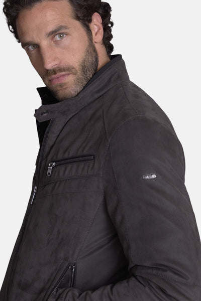 Veste courte brune de DELAHAYE, avec fermeture éclair, poche poitrine zippée et logo discret sur la manche.