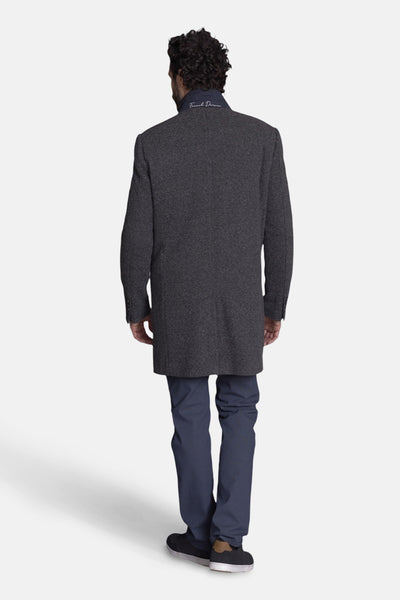Grijze lange jas van DELAHAYE, van achteren gezien, gedragen met een blauwe broek en zwarte sportschoenen.