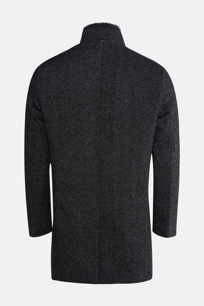 Veste longue grise de DELAHAYE, motif à chevrons visible sur la texture du tissu.