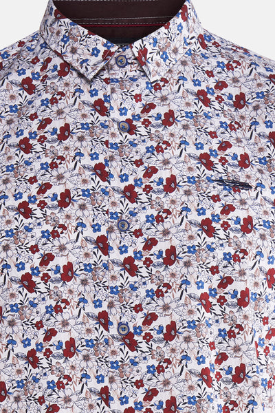 Chemise multicolore de DELAHAYE, à imprimé floral rouge, bleu et beige, avec boutons bleus et poche poitrine.