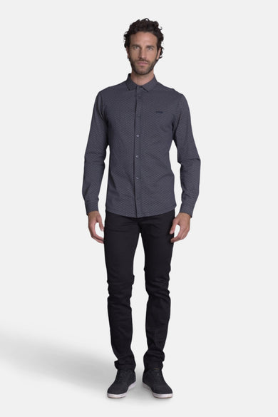 Blauw DELAHAYE overhemd met discreet patroon, gedragen met een zwarte broek en sneakers.