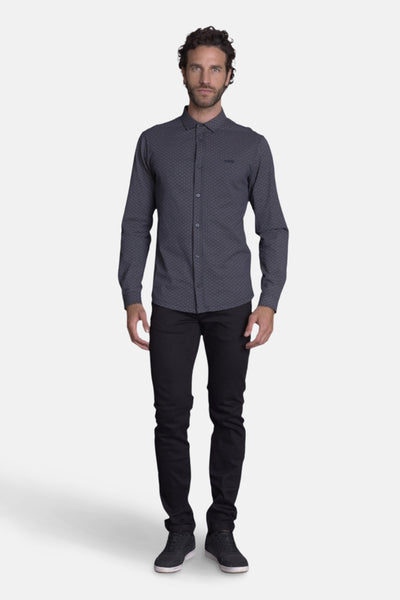 Blauw DELAHAYE overhemd met discreet patroon, gedragen met een zwarte broek en sneakers.