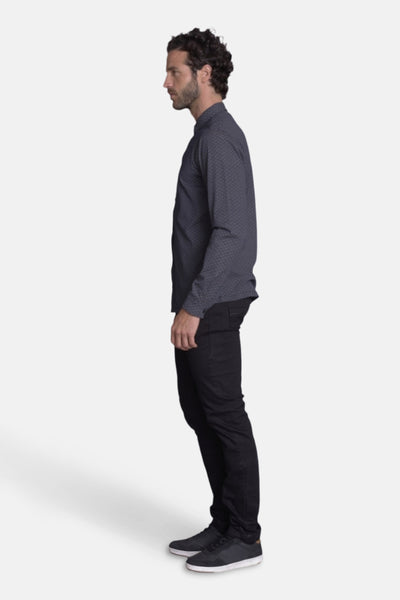 Chemise bleue à motifs de DELAHAYE, portée avec un jean noir et des chaussures de sport, vue de profil.
