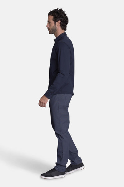 Chemise bleu marine de DELAHAYE, manches longues, portée avec un pantalon bleu et des chaussures noires, vue de côté.