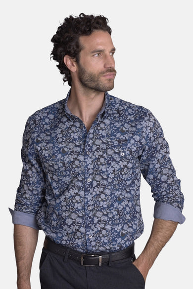 Blauw overhemd met bloemenpatroon van DELAHAYE, gedragen met een donkere broek en sneakers.