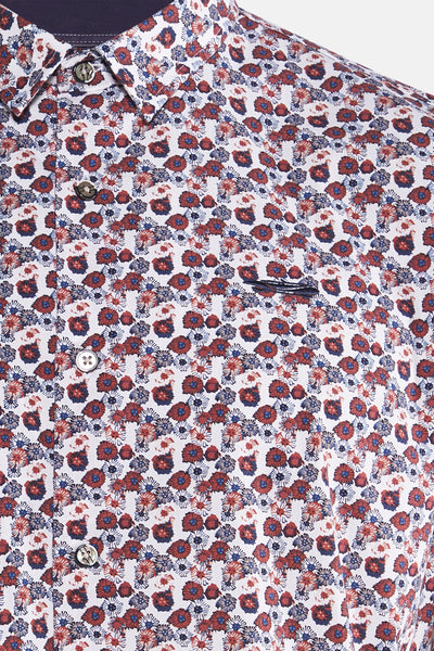 Chemise multicolore de DELAHAYE avec un imprimé floral rouge et bleu marine, poche poitrine et boutons apparents.
