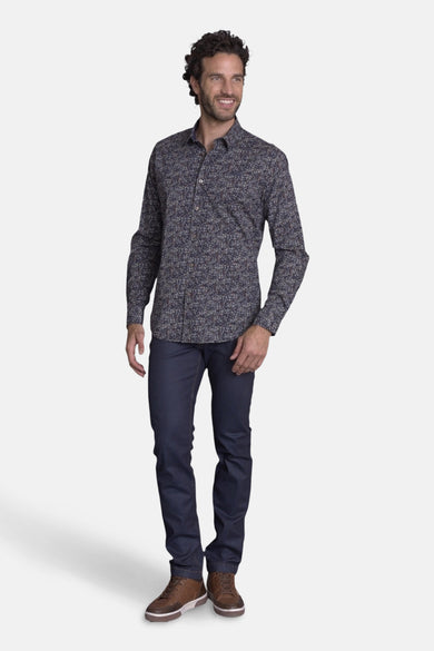 Chemise bleue à motifs floraux par DELAHAYE, portée avec un jean bleu foncé et des chaussures marron.

