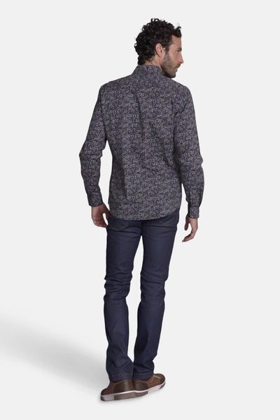 Chemise bleue imprimée de Delahaye, vue de dos, portée avec un jean bleu et des chaussures marron.