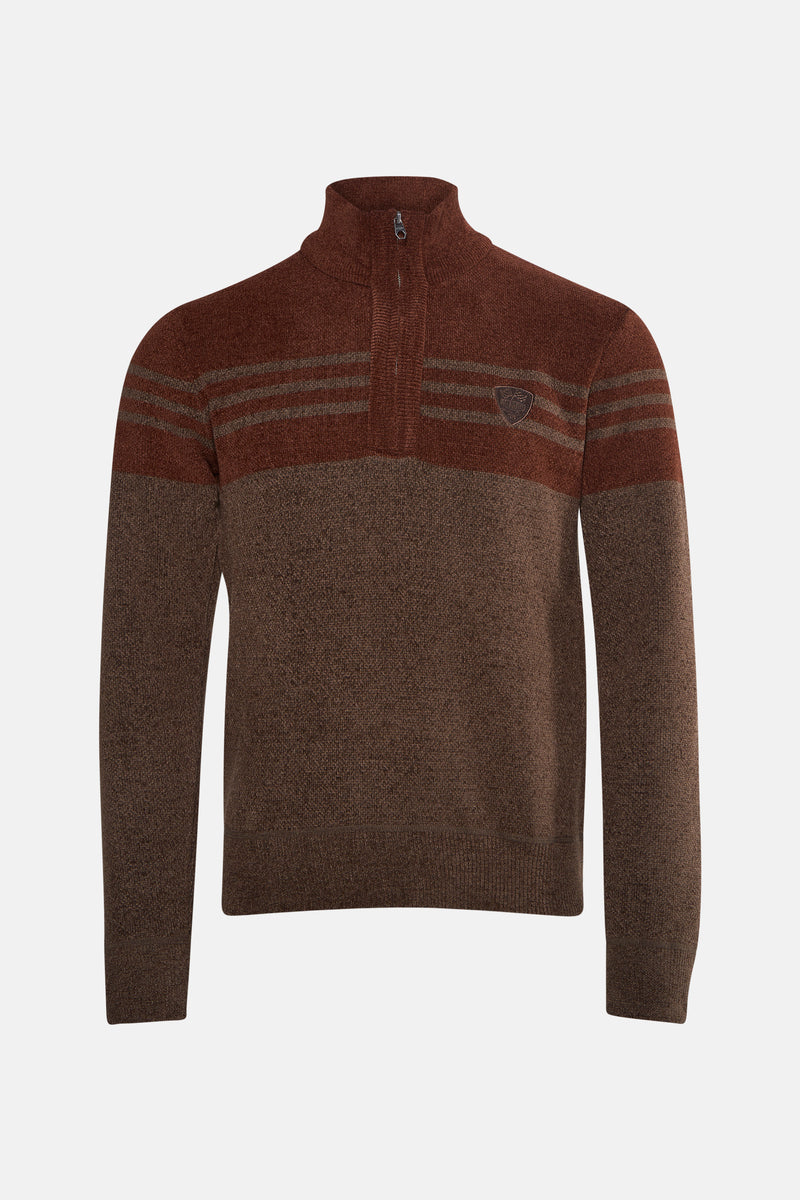 Pull marron à col zippé de DELAHAYE, rayures horizontales et écusson décoratif sur la poitrine.
