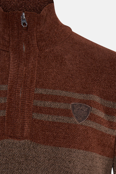 Pull marron chiné en maille bouclette de DELAHAYE, avec rayures horizontales et écusson décoratif.