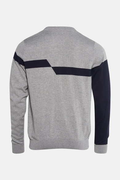 Pull gris de DELAHAYE, avec une bande horizontale bleu marine et des manches bicolores.