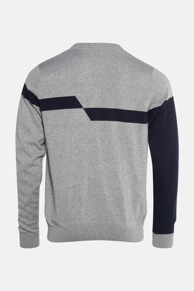 Pull gris de DELAHAYE, avec une bande horizontale bleu marine et des manches bicolores.