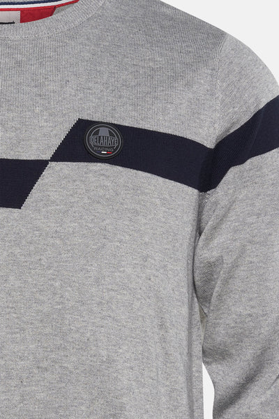 Pull gris chiné de DELAHAYE RACING, avec une bande bleu marine diagonale et un écusson sur la poitrine.