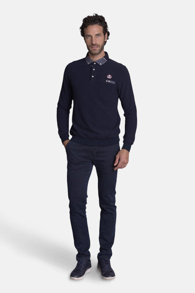 Gilet bleu marine DELAHAYE, porté avec un jean et des baskets assortis.