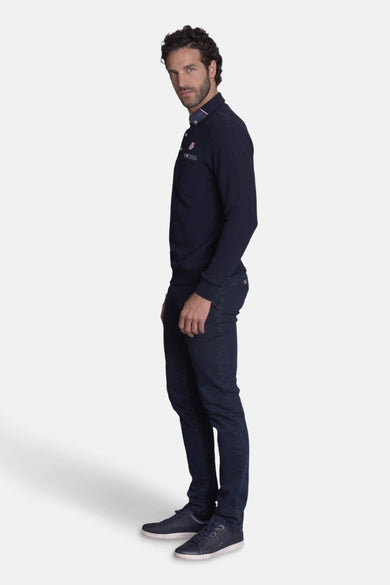 Gilet bleu par DELAHAYE, porté avec un jean et des chaussures de sport assortis, vue de côté.
